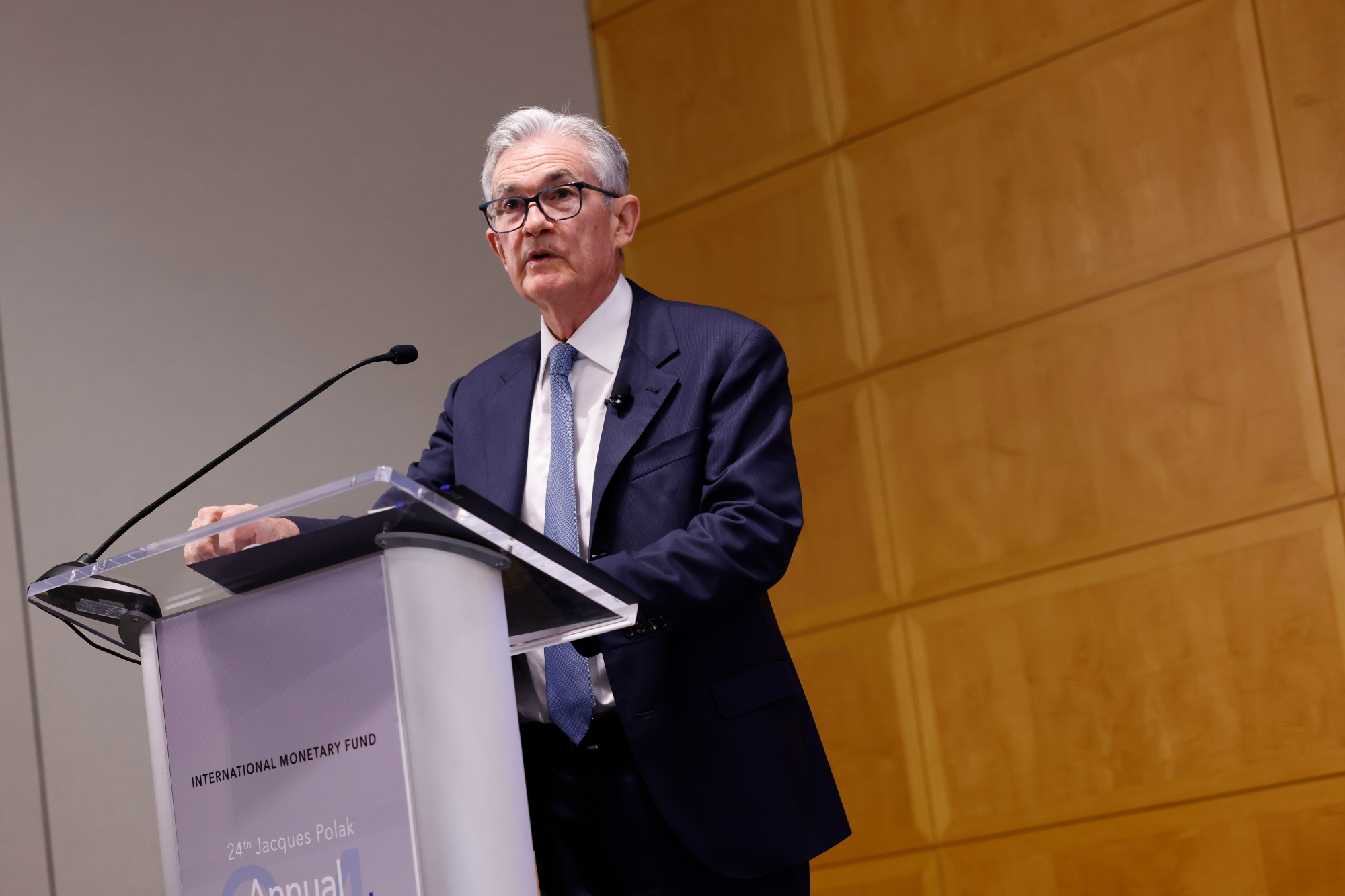 Chủ tịch Fed Powell phát biểu cùng với một số thành viên khác
