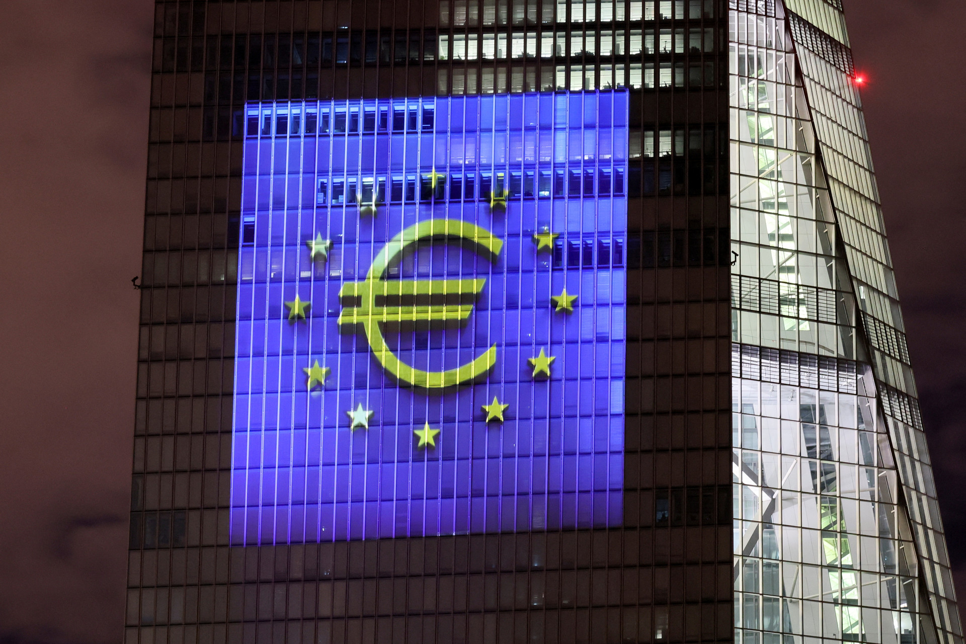 Euro chậm hơn trước cuộc họp của ECB