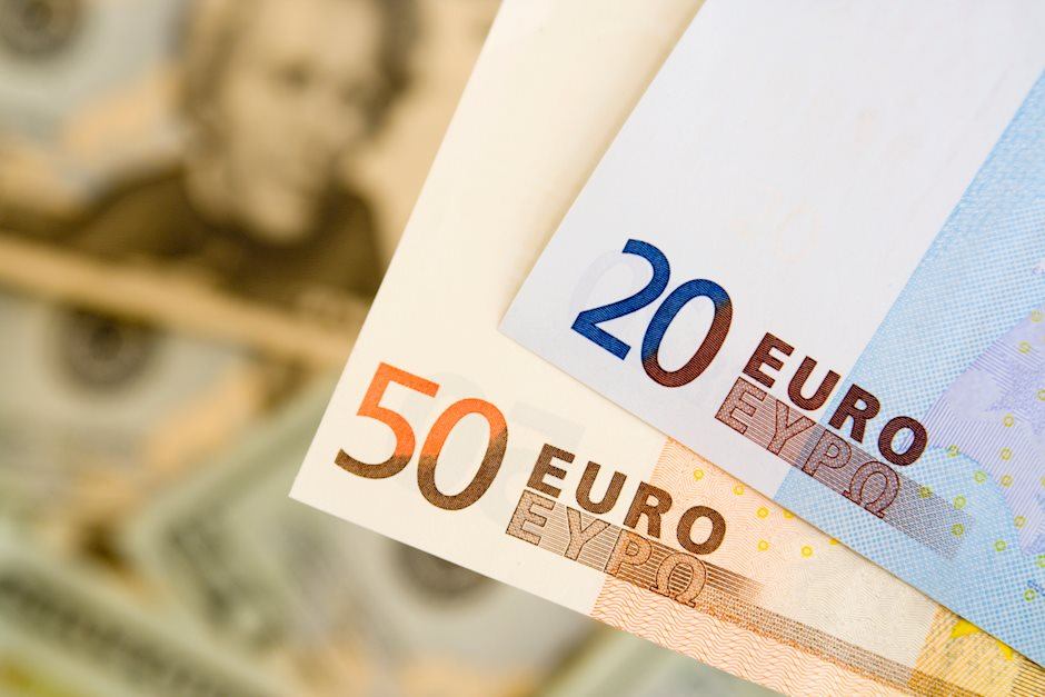 EUR/USD tăng lên gần 1,1750 do bất ổn về lãi suất của Fed và lo ngại về thuế quan