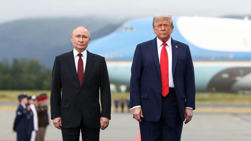 Donald Trump hạ cánh xuống Alaska trước cuộc gặp với Putin