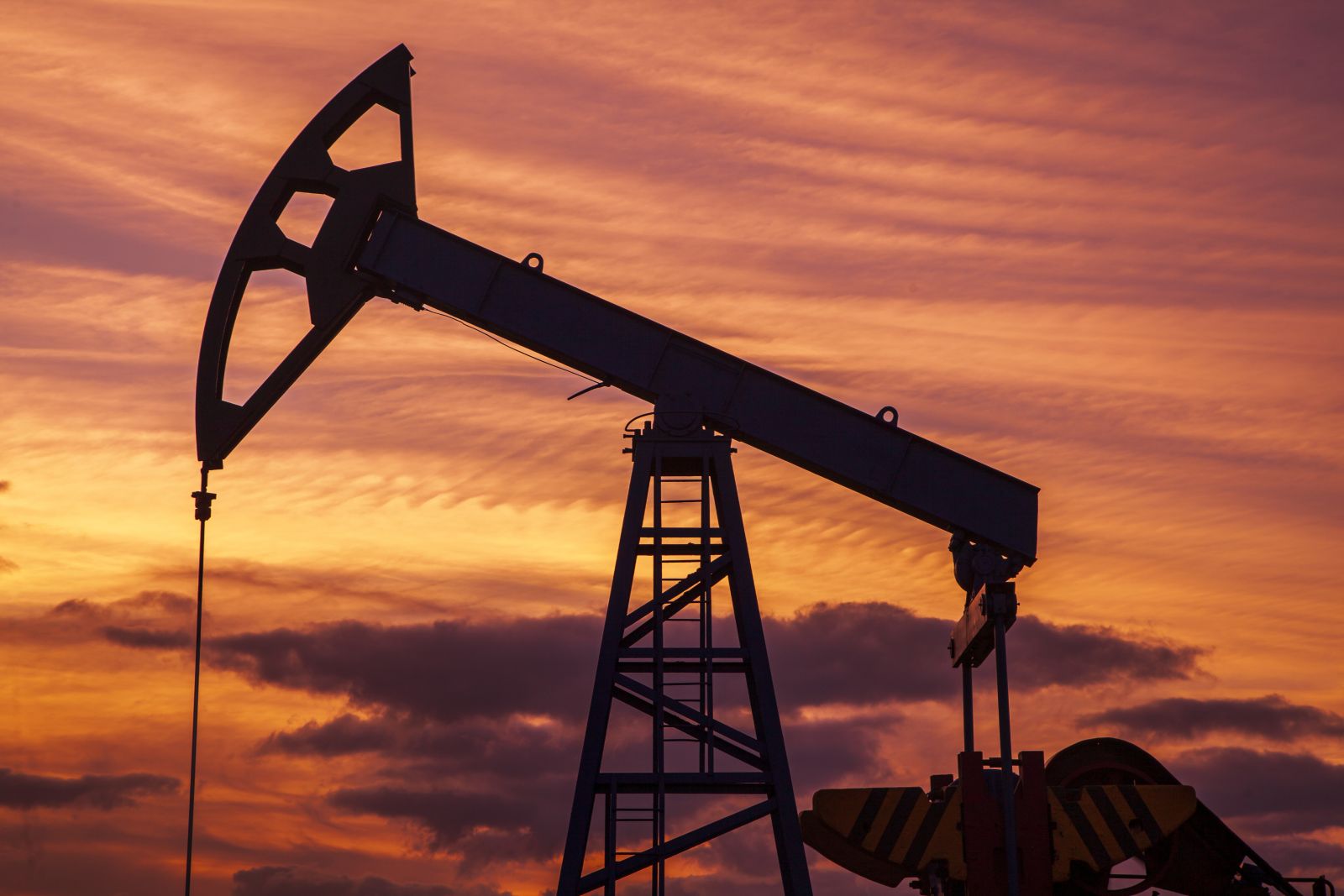 Giá dầu WTI giữ dưới 63,00 đô la khi các nhà giao dịch chờ đợi cuộc họp có thể diễn ra giữa Hoa Kỳ và Nga