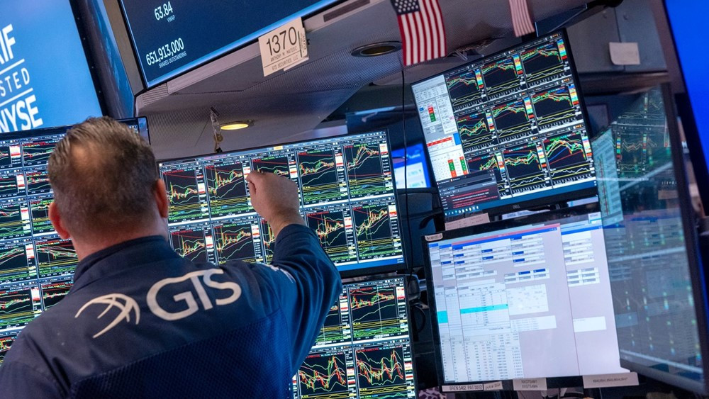 Cổ phiếu Mỹ lao dốc, trong khi Trung Quốc tăng giá – Điều gì sẽ xảy ra tiếp theo?