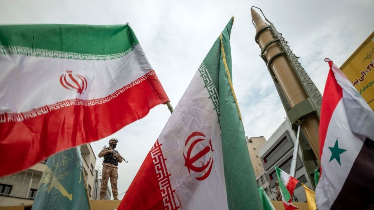 Iran tuyên bố đã bắn tên lửa vào Israel và lực lượng Mỹ tại các căn cứ ở Kuwait, Jordan và Bahrain.