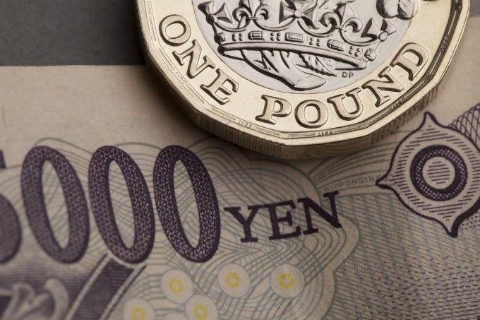 GBP/JPY chuyển sang tích cực, tiến gần mức 215.40 trước khi dữ liệu PMI sơ bộ của Anh được công bố.