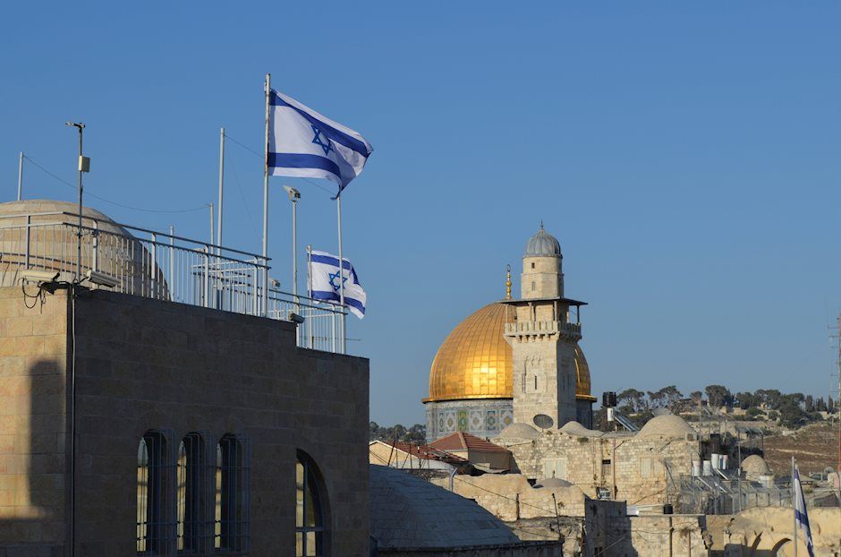 Israel tấn công Lebanon trong khi Mỹ chuẩn bị áp đặt các biện pháp trừng phạt mới đối với Iran.