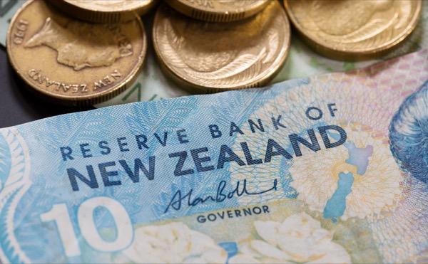 Đồng đô la New Zealand giảm nhẹ xuống dưới 0,6000 sau khi dữ liệu doanh số bán lẻ yếu hơn.