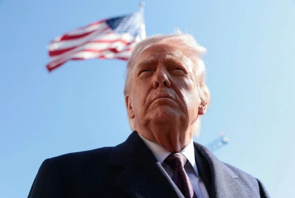 Tổng thống Trump tuyên bố Mỹ "kiểm soát hoàn toàn" eo biển Hormuz.