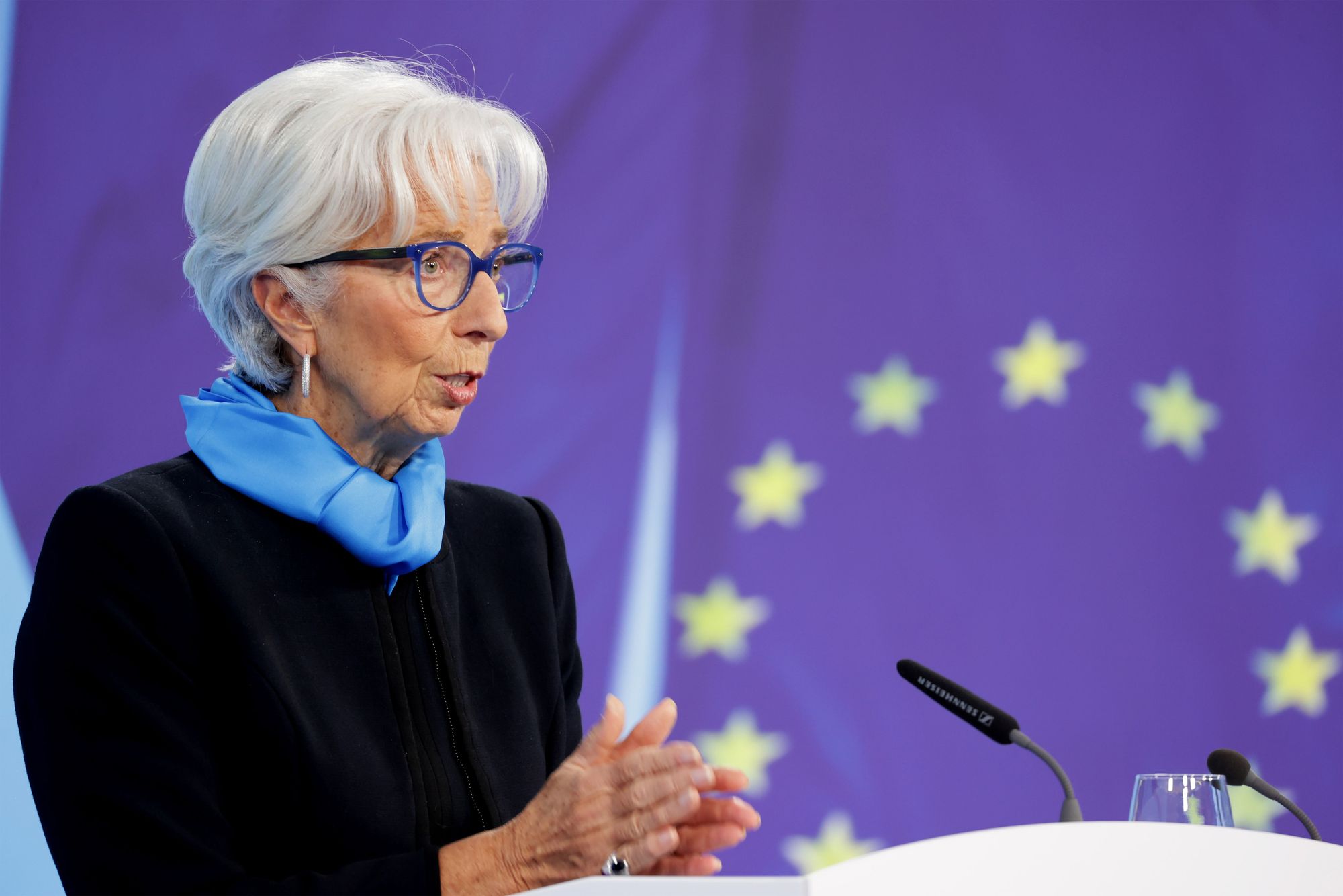Bà Lagarde của ECB cảnh báo Pháp cần một lộ trình khả thi để kiềm chế nợ công.