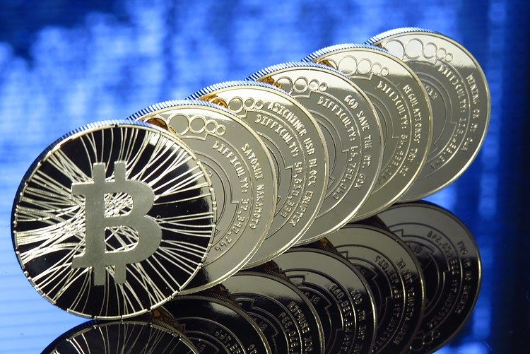 Các quỹ ETF Bitcoin giảm 463 triệu đô la trong tuần đảo chiều, trong khi các quỹ ETF Ether tăng 197 triệu đô la.